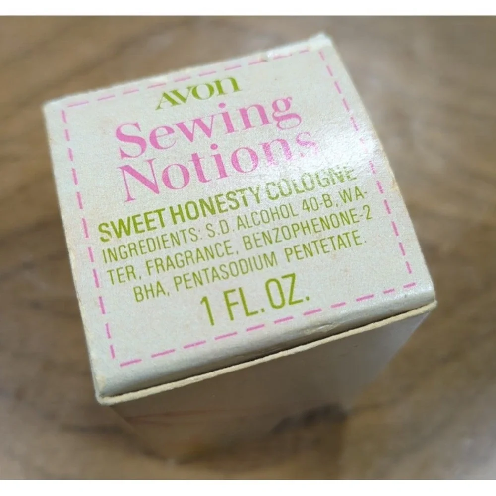 Vtg Avon Sewing Notions Thimble Top Milk Glass Spool Pink Thread Bottle‎ Empty